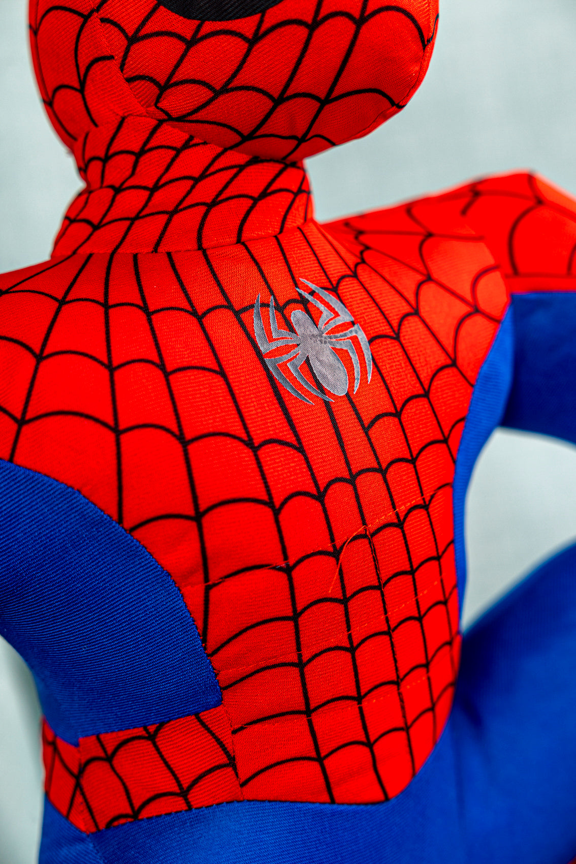 Spider-Man sitzt